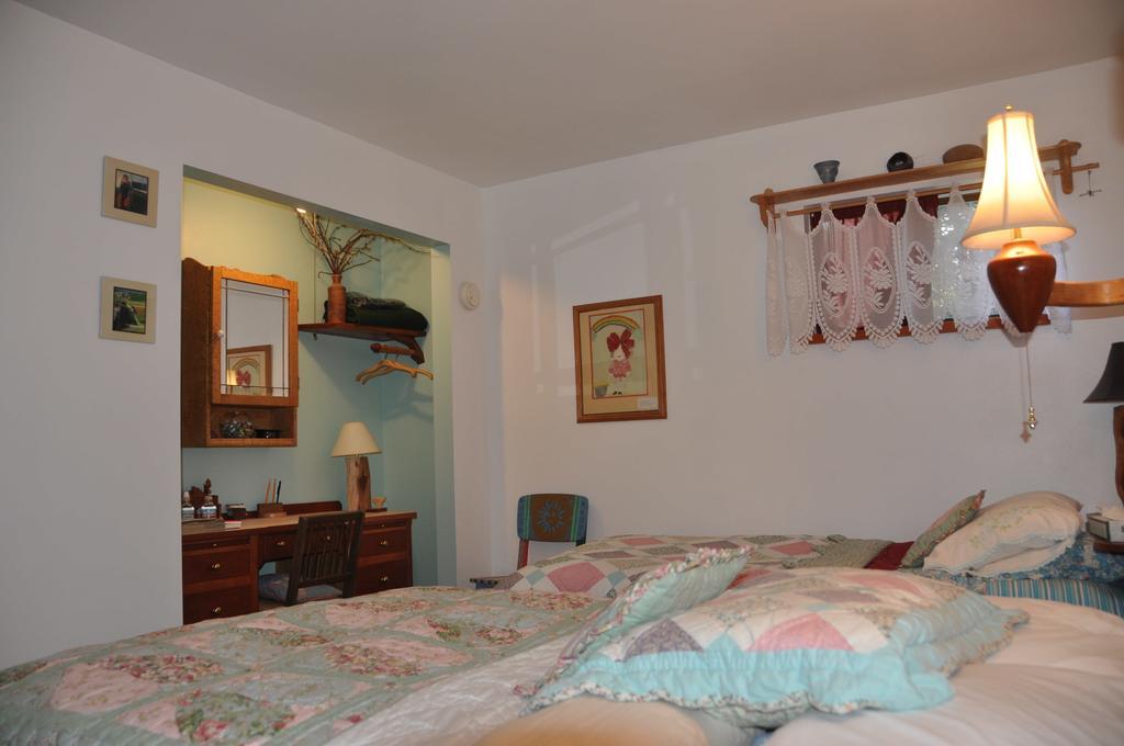 Whalesong Bed And Breakfast Homer Room photo